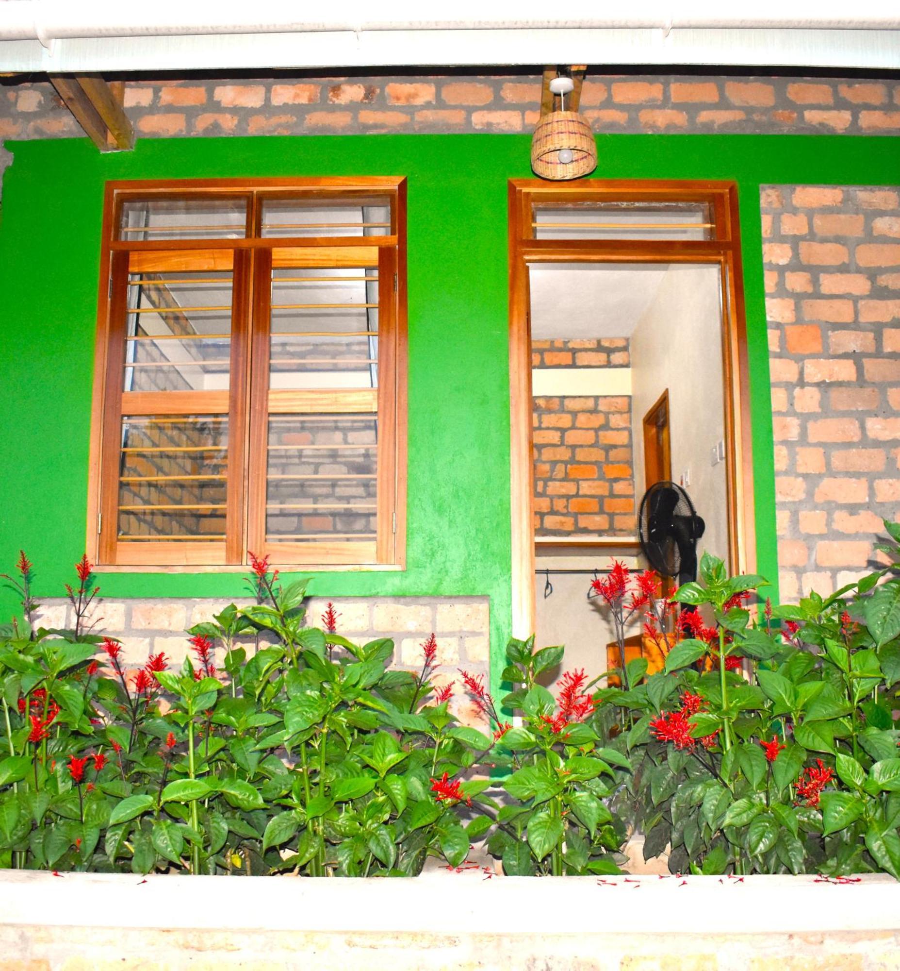 Iziba Lodge - Hoima Bagian luar foto