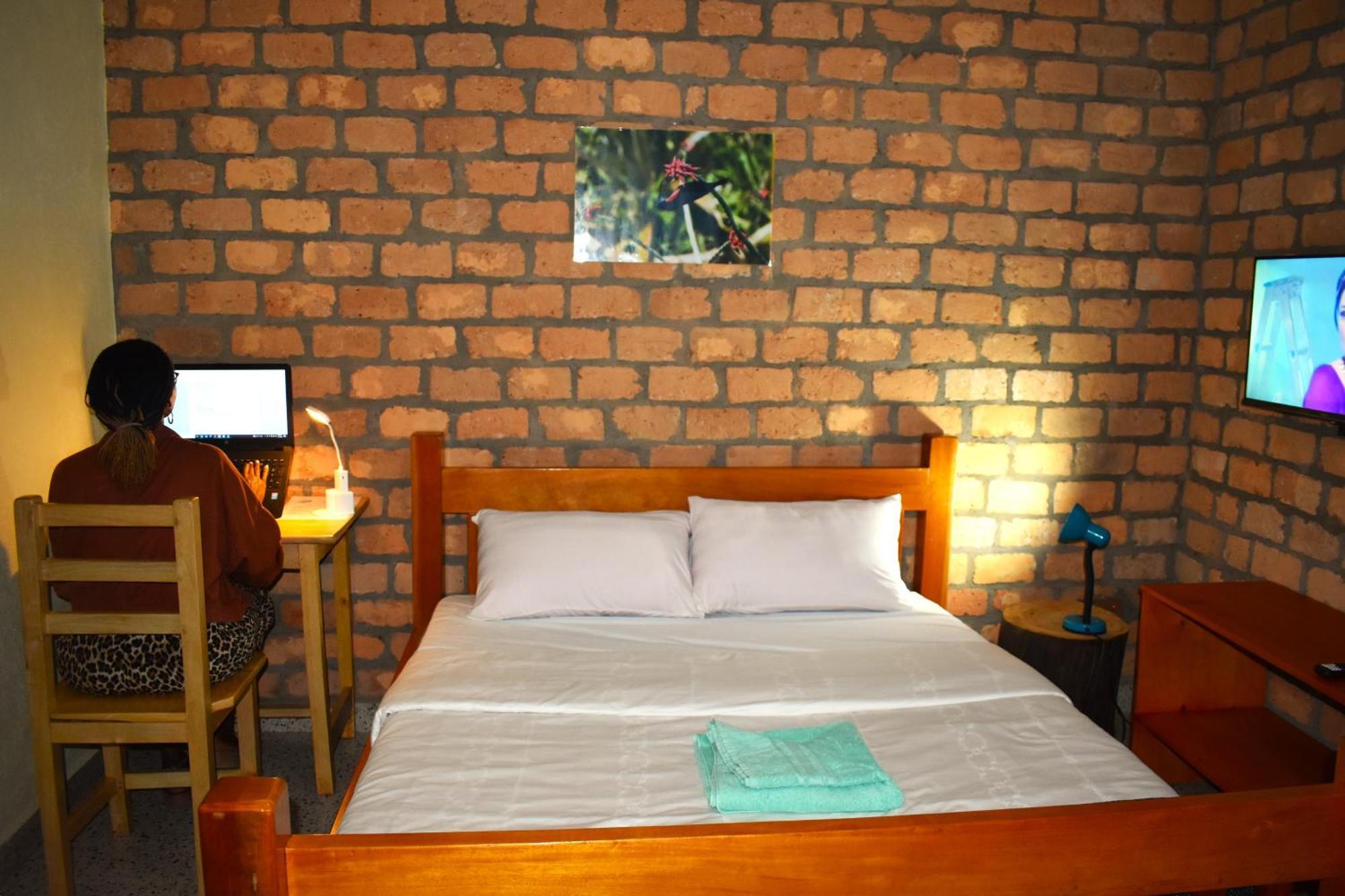 Iziba Lodge - Hoima Bagian luar foto